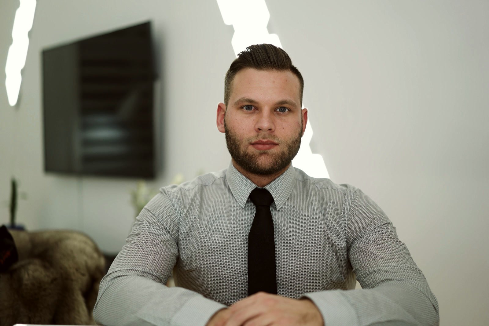 Portrait studio, chemise et cravate
