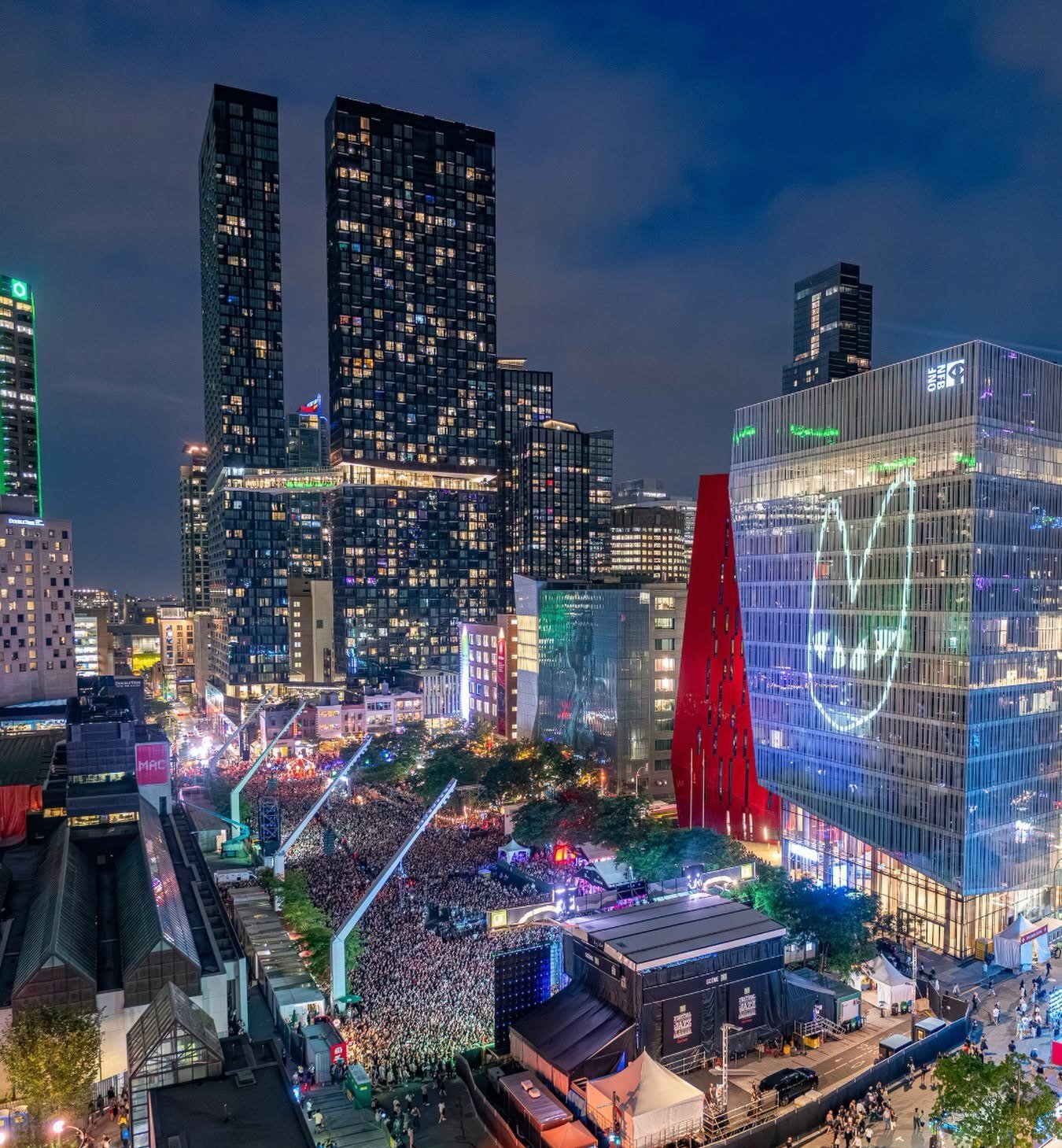 Les tours Maestria au-dessus de la Place des Arts, Montréal