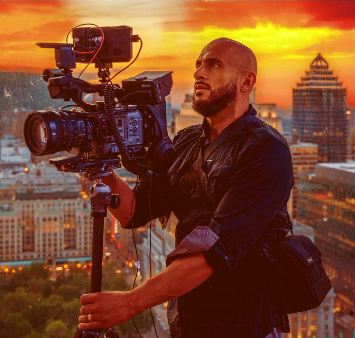 Mike Lopez en tournage, vue sur Montréal au coucher du soleil